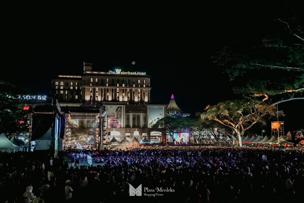 Paling Happening Di Malaysia, Ungu Teruja 'Belanja' 12 Lagu Buat Lebih 30K Peminat Di Kuching
