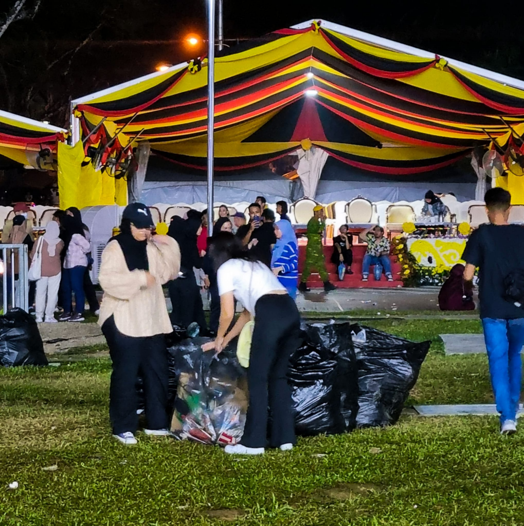 'Volunteer' Kutip Sampah Selepas Konsert, Warga Sarawak Dapat Pujian Netizen