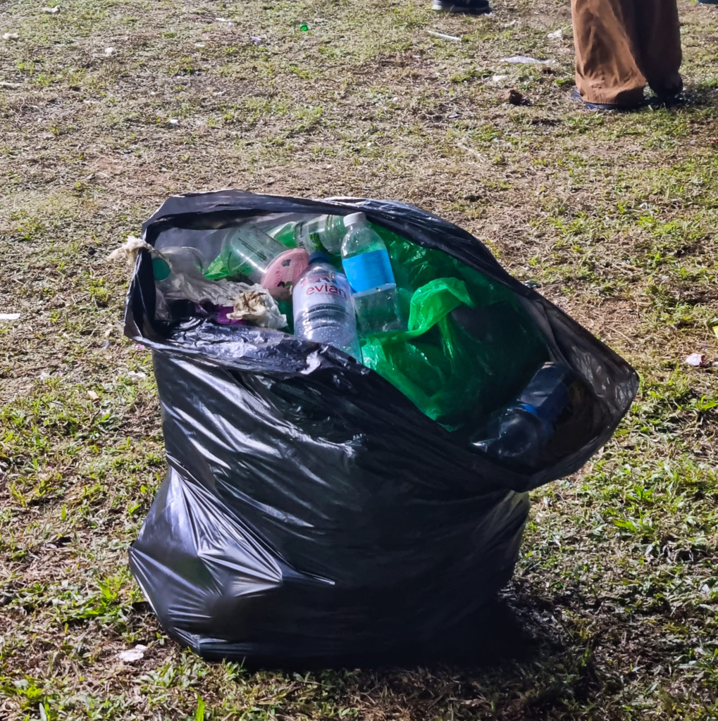 'Volunteer' Kutip Sampah Selepas Konsert, Warga Sarawak Dapat Pujian Netizen