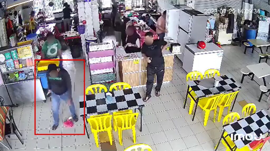 [VIDEO] Campak Dan Sepak Makanan Pelanggan Atas Lantai, Netizen Geram Lihat Rider Makanan Ini