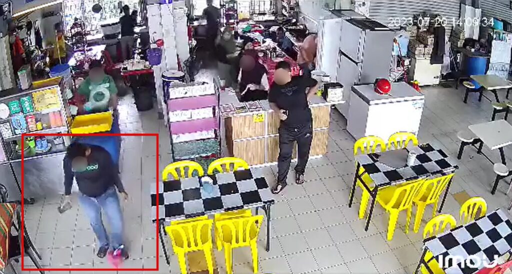 [VIDEO] Campak Dan Sepak Makanan Pelanggan Atas Lantai, Netizen Geram Lihat Rider Makanan Ini
