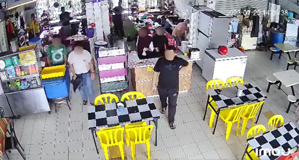 [VIDEO] Campak Dan Sepak Makanan Pelanggan Atas Lantai, Netizen Geram Lihat Rider Makanan Ini