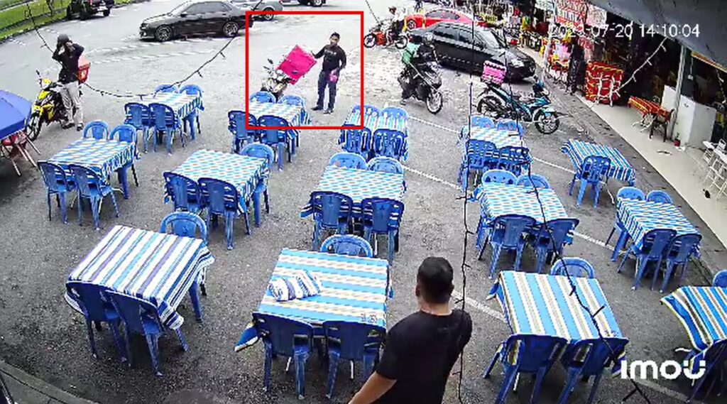 [VIDEO] Campak Dan Sepak Makanan Pelanggan Atas Lantai, Netizen Geram Lihat Rider Makanan Ini
