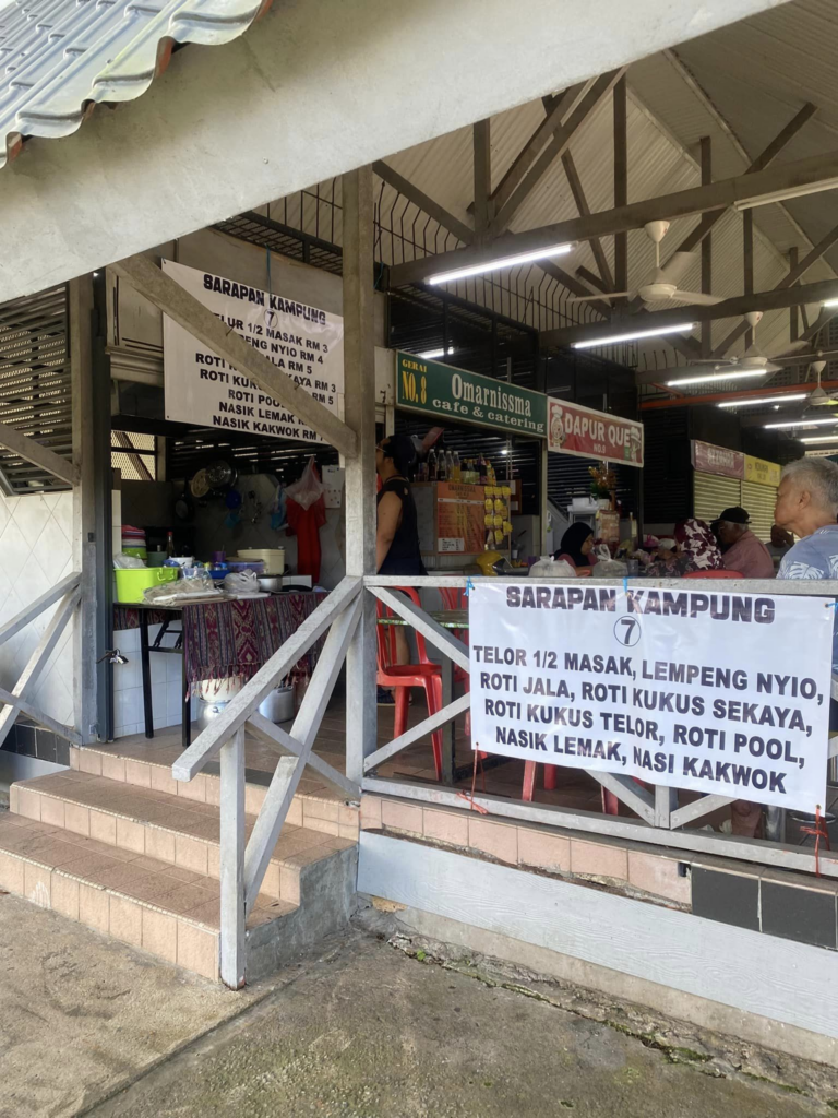 Sediakan Menu Sarapan Kampung, Stall No 7 Di Semarak Food Court Kuching Ini Tarik Perhatian Ramai
