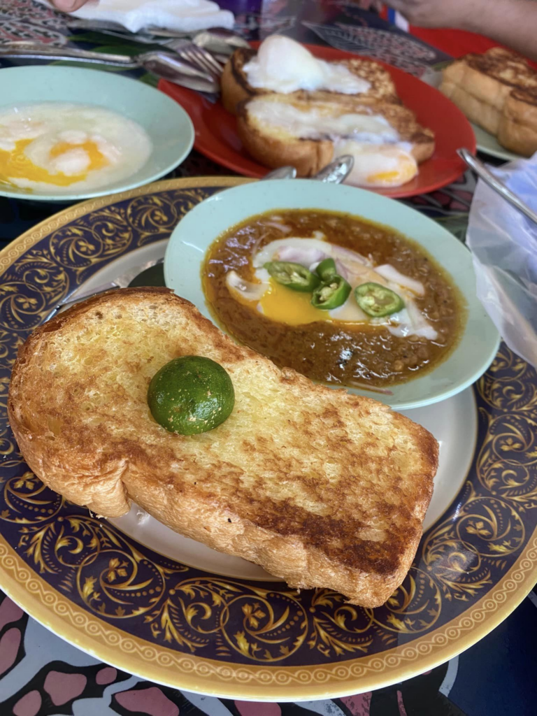 Sediakan Menu Sarapan Kampung, Stall No 7 Di Semarak Food Court Kuching Ini Tarik Perhatian Ramai