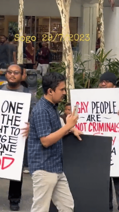 Bangga Pegang Sepanduk Sokong LGBT, Netizen 'Sekolahkan' Geng Pelangi Ini
