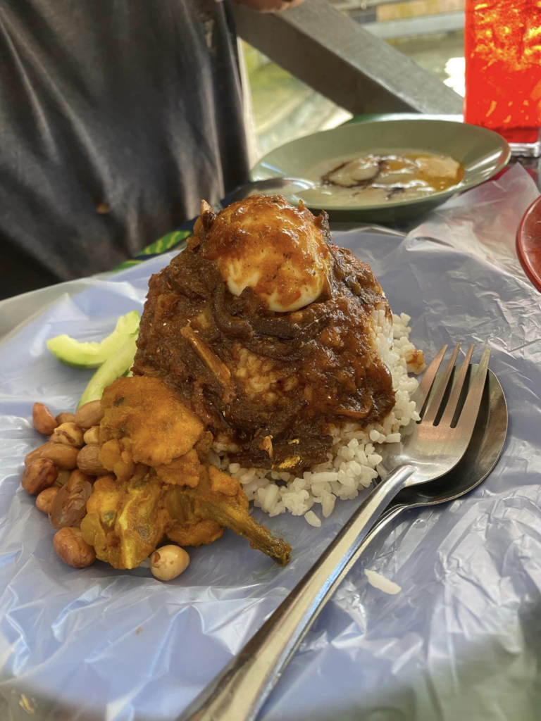 Sediakan Menu Sarapan Kampung, Stall No 7 Di Semarak Food Court Kuching Ini Tarik Perhatian Ramai