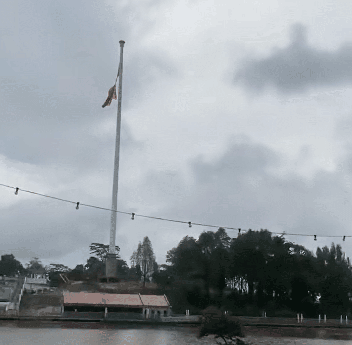 Belum Sebulan Terpacak, Bendera Sarawak Pada Tiang RM30 Juta Terkoyak Jadi Bualan Netizen
