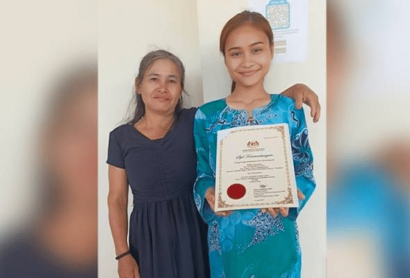 Hutang Jiran Demi Teman Anak Ambil 'Result' STPM, Kisah Pelajar Cemerlang Dari Sabah Ini Sentuh Hati Netizen