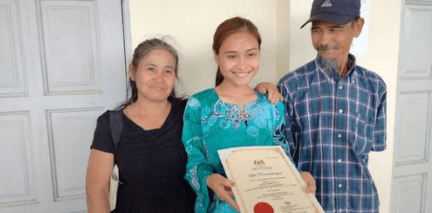 Hutang Jiran Demi Teman Anak Ambil 'Result' STPM, Kisah Pelajar Cemerlang Dari Sabah Ini Sentuh Hati Netizen