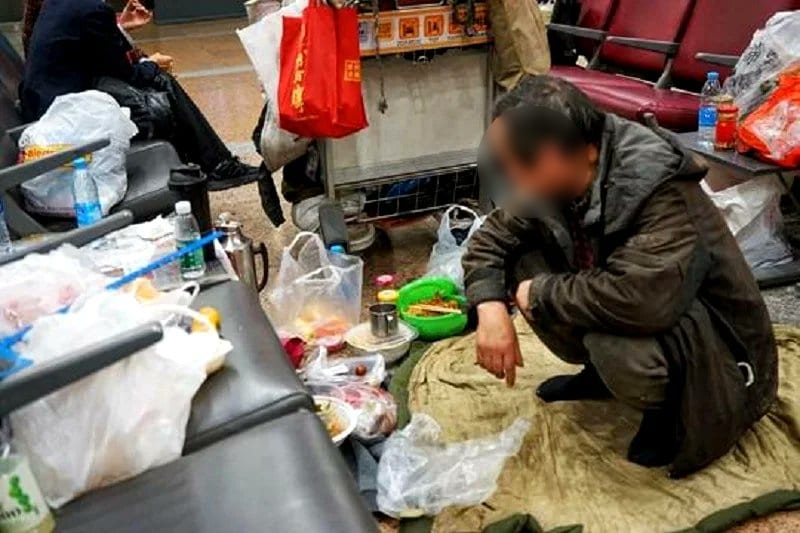 Gara-Gara Tak Nak Kena 'Pau' Bini, Lelaki Ini Rela Tinggal Dalam Lapangan Terbang 14 Tahun