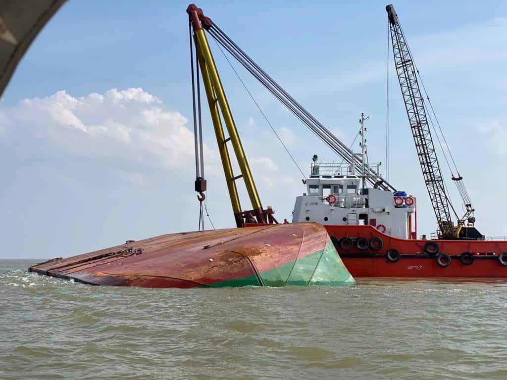 Operasi Apung Kapal Kargo Terbalik Di Sebuyau Sambung Hari Ini