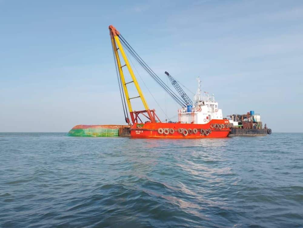 Operasi Apung Kapal Kargo Terbalik Di Sebuyau Sambung Hari Ini