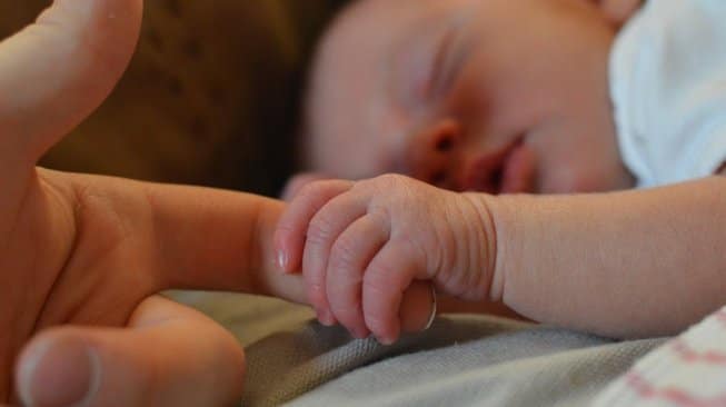 Bayi Terkunci Dalam Kereta Ketika Cuaca Panas Terik