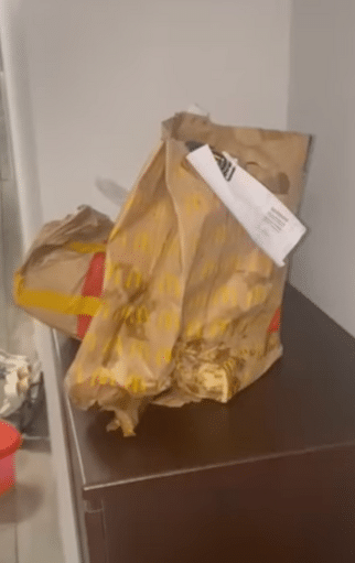 Berang Rumah Pelanggan Jauh, Pekerja GrabFood Lempar Makanan Depan Rumah