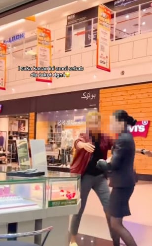 Tular Pengkid Kacau Jurujual Wanita Sedang Bekerja, Sampai Kejar Minta Peluk