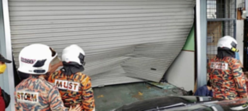 Harga Durian Jadi RM3,000 Gara-Gara 'Rudu' Pintu Kedai Di Kuching, Lelaki Ini Dikenakan Denda