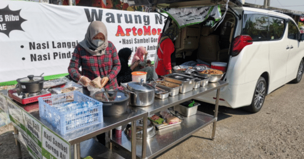 Tular Peniaga Jual Nasi Berlauk Tepi Jalan, Guna Kereta Alphard