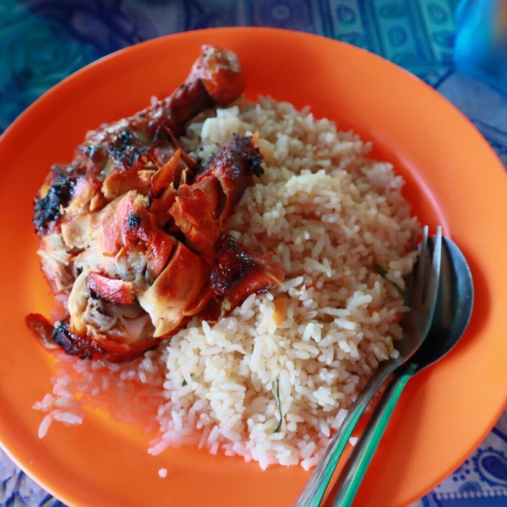 Berbaloi Dan Berpatutan, Sofie Corner Di Kuching Ini Tawar Harga Menu Makanan Hanya RM4
