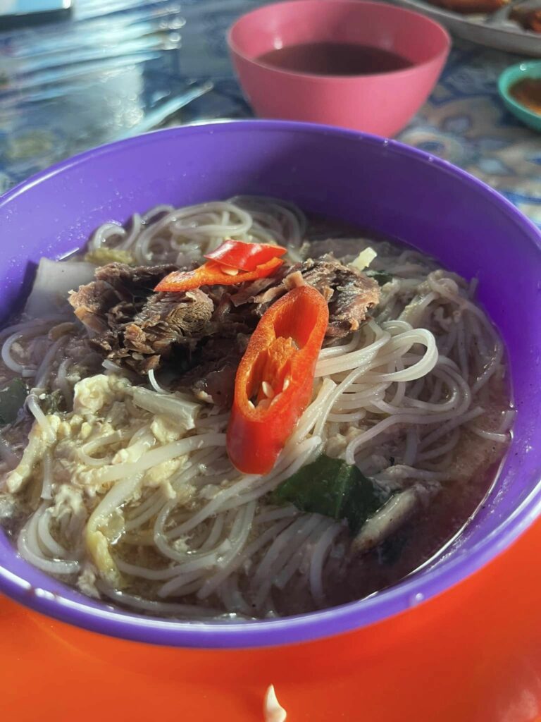 Berbaloi Dan Berpatutan, Sofie Corner Di Kuching Ini Tawar Harga Menu Makanan Hanya RM4