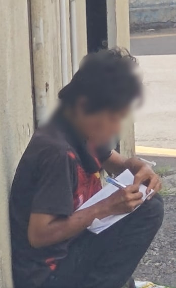Selamba Suntik 'Jarum' Tepi Jalan, Aksi Penagih Di Bintulu Ini Raih Perhatian Netizen