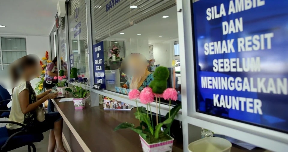 Berjam Menunggu, Tular Foto Individu Tertidur Di Kaunter Kerajaan Raih Perhatian Netizen
