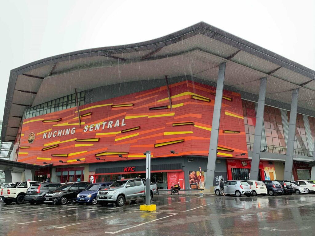 Siap Bandingkan Dengan Airport Kota Bharu, Lelaki Dari Kelantan Puji Stesen Bas Di Kuching Sarawak