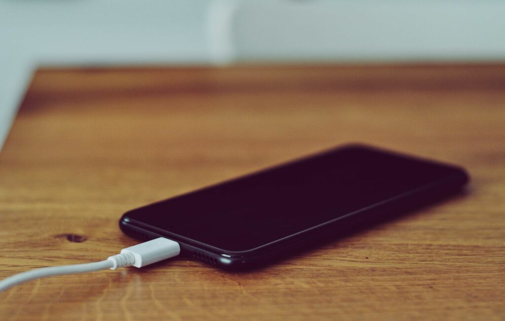 Apple Beri Amaran, Pengguna iPhone Perlu Elak Cas Telefon Masa Tidur