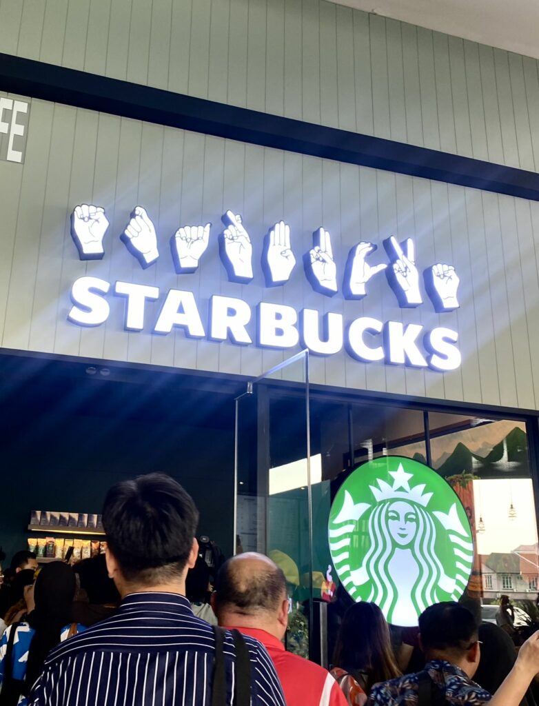 Cawangan Starbucks Bahasa Isyarat Pertama Sarawak, Kini Beroperasi Sepenuhnya Di Vivacity