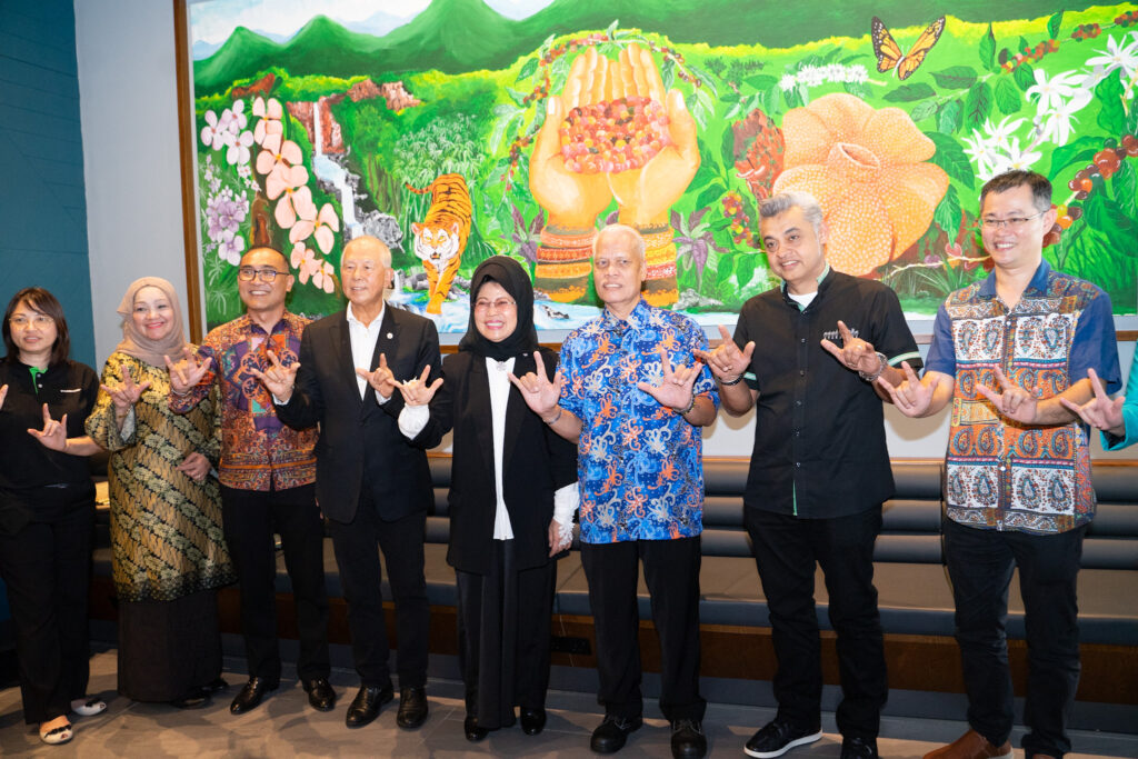 Cawangan Starbucks Bahasa Isyarat Pertama Sarawak, Kini Beroperasi Sepenuhnya Di Vivacity