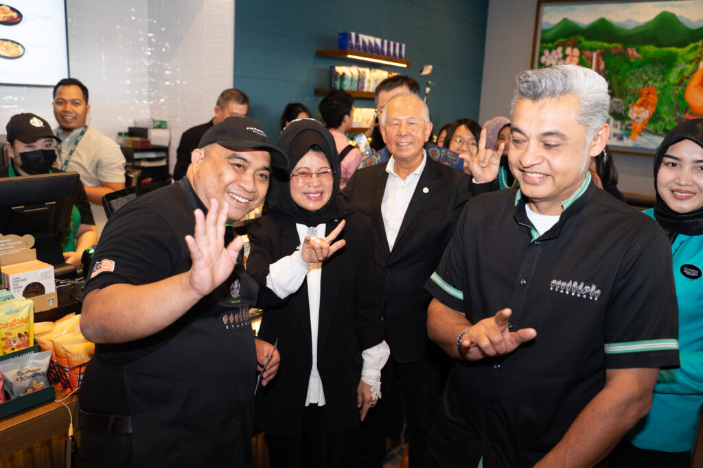 Cawangan Starbucks Bahasa Isyarat Pertama Sarawak, Kini Beroperasi Sepenuhnya Di Vivacity