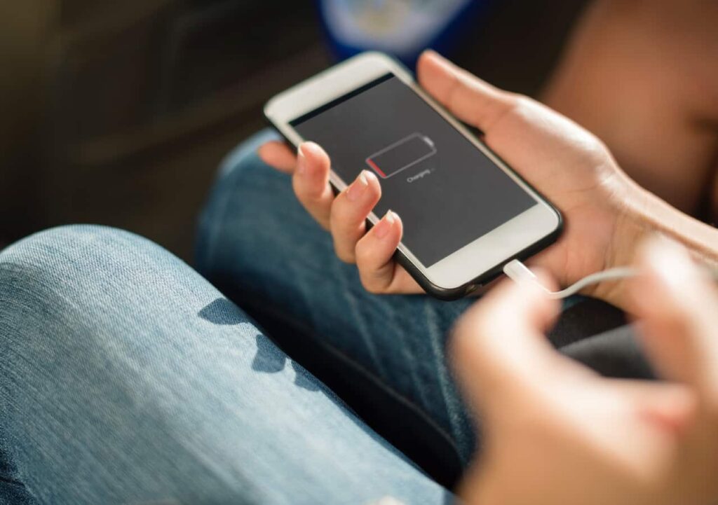 Apple Beri Amaran, Pengguna iPhone Perlu Elak Cas Telefon Masa Tidur