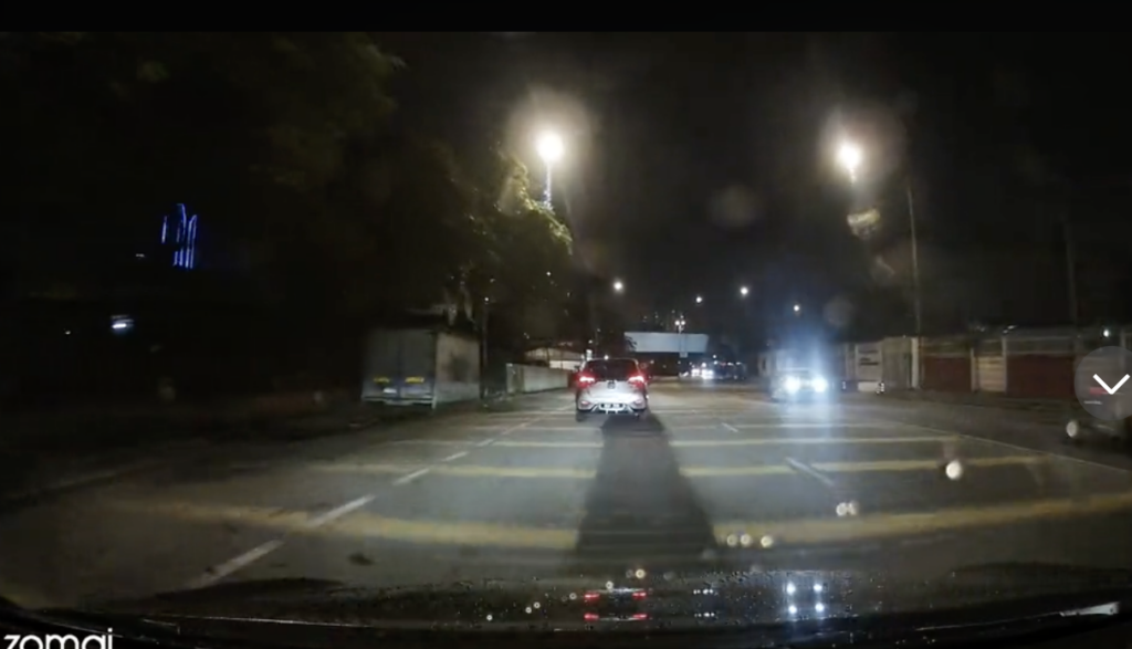 Kereta Hadapan Lupa Buka Lampu, Ini Cara Mudah Untuk Alert Pemandu Secara Berhemah