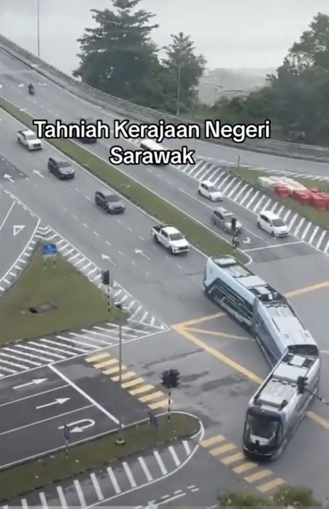 Pertama Kali Dipandu Uji, Orang Ramai Teruja Lihat Trem ART Di Sarawak