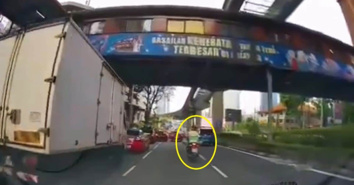 Tular 'Rider' Nyaris Maut Gara-Gara Bawa Motor Bersila Sambil Main Telefon