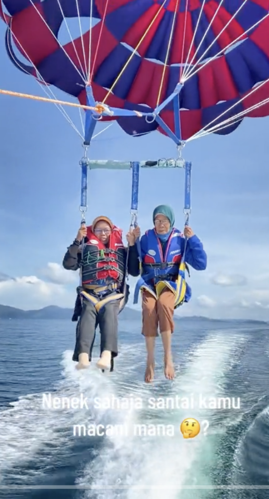 Sempoi Naik Parasailing Di Sabah, Netizen Terhibur Lihat Gelagat Nenek Dengan 'Best Friend'