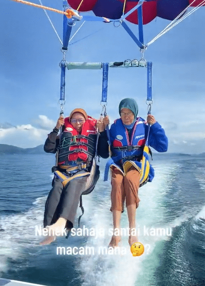 Sempoi Naik Parasailing Di Sabah, Netizen Terhibur Lihat Gelagat Nenek Dengan 'Best Friend'