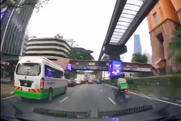Tular 'Rider' Nyaris Maut Gara-Gara Bawa Motor Bersila Sambil Main Telefon