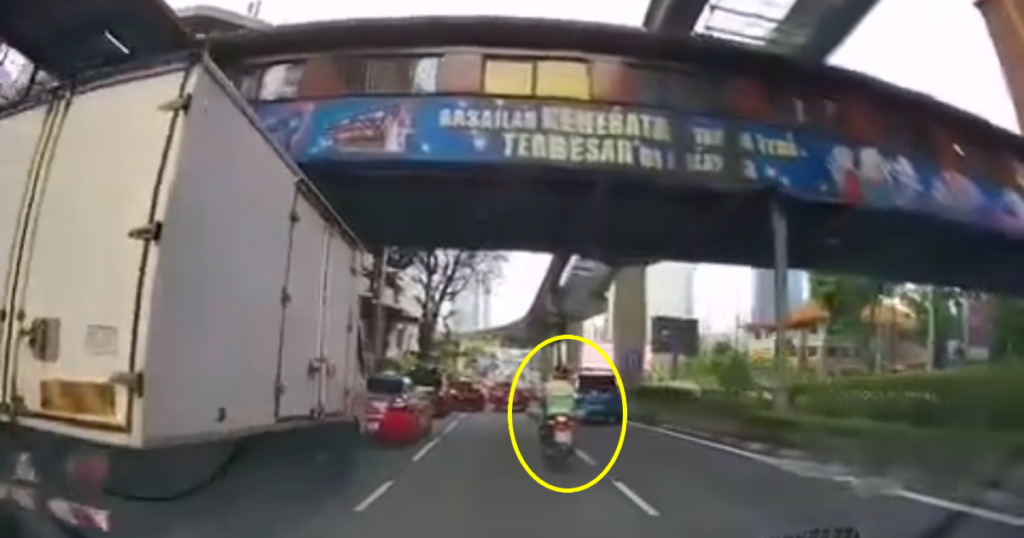 Tular 'Rider' Nyaris Maut Gara-Gara Bawa Motor Bersila Sambil Main Telefon