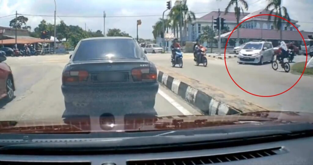 Diseret Alza, Budak Sekolah Naik Basikal Lawan Arus Sempat Dirakam Dashcam Netizen