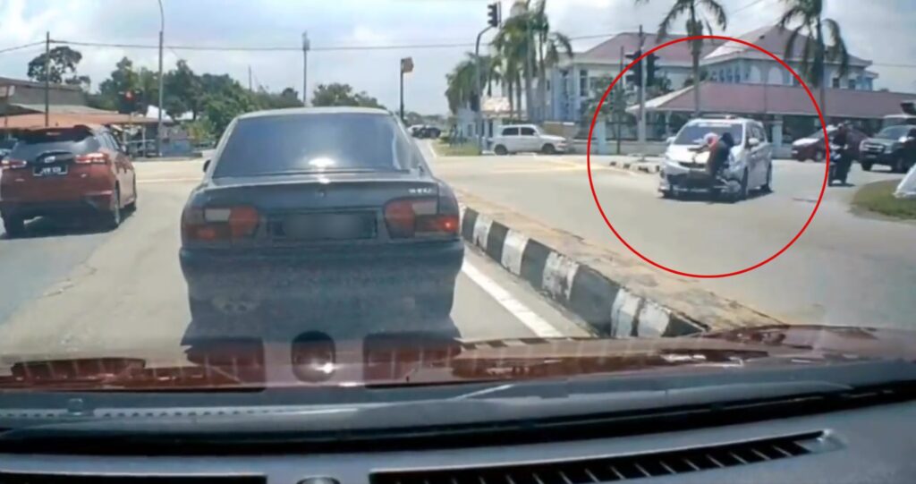 Diseret Alza, Budak Sekolah Naik Basikal Lawan Arus Sempat Dirakam Dashcam Netizen