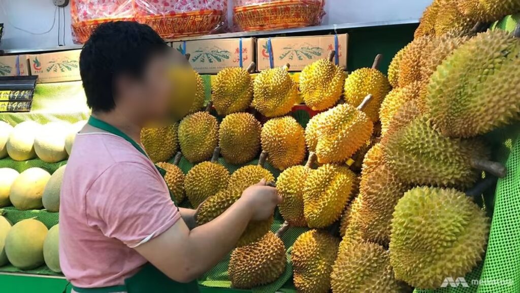 Harga Durian Jadi RM3,000 Gara-Gara 'Rudu' Pintu Kedai Di Kuching, Lelaki Ini Dikenakan Denda