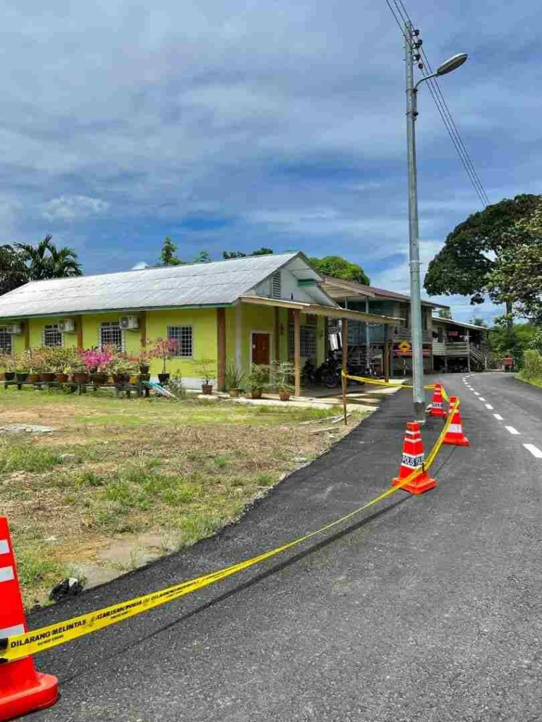 'Hanya Di Sarawak', Tiang Elektrik Sempoi Terpacak Tengah Jalan Di Belaga Jadi Bualan Netizen