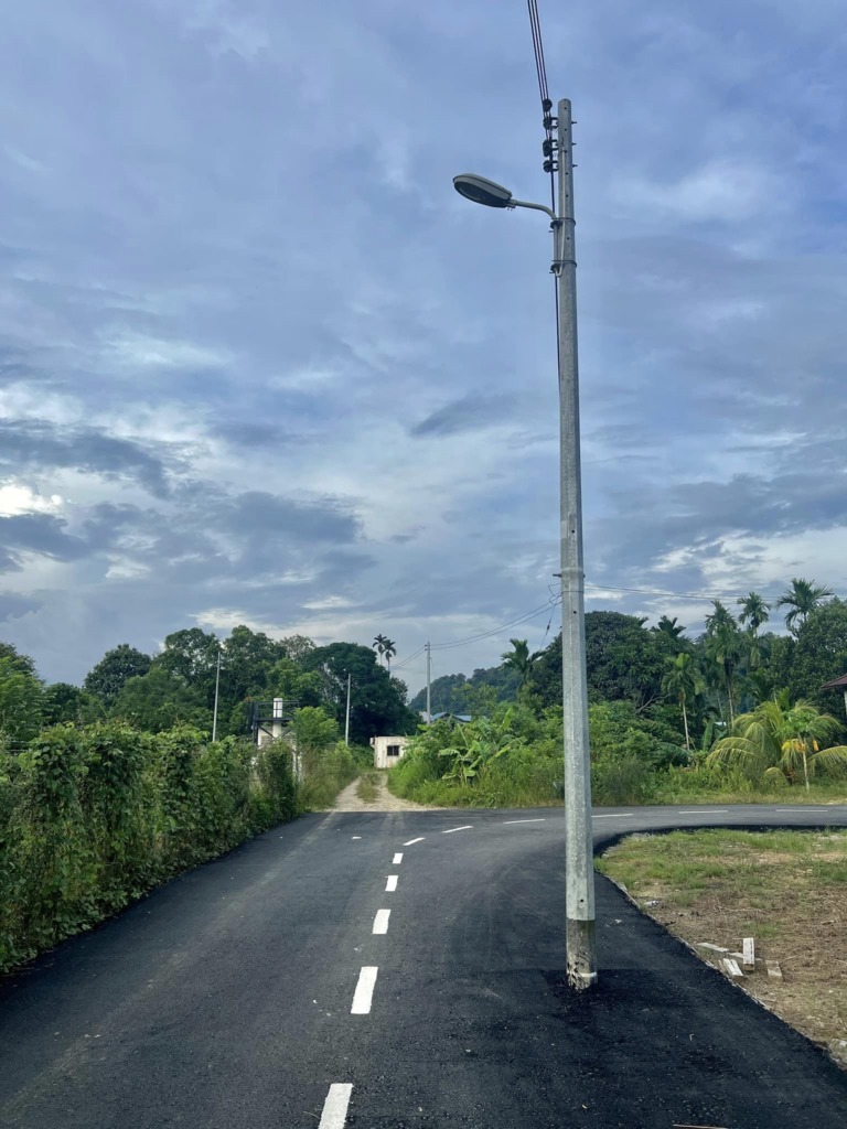 'Hanya Di Sarawak', Tiang Elektrik Sempoi Terpacak Tengah Jalan Di Belaga Jadi Bualan Netizen