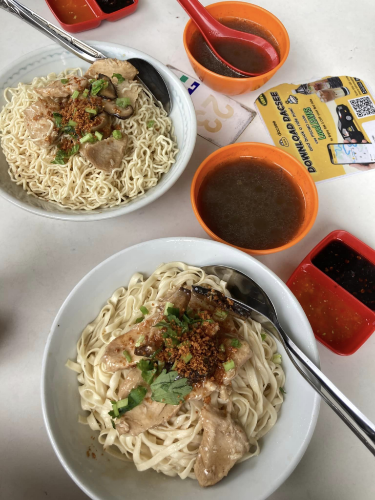 Hidangan Mi Kolok 'Seafood' Jadi Sajian Istimewa Di Mi Kolok Awin Jalan Padungan