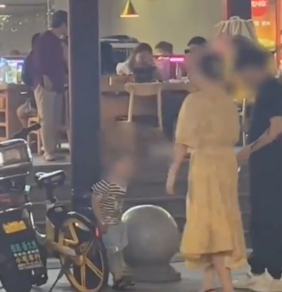 Lepas Ikat Anak Di Tiang Medan Selera Gara-Gara Nakal, Mak Ayah Selamba Sambung Makan