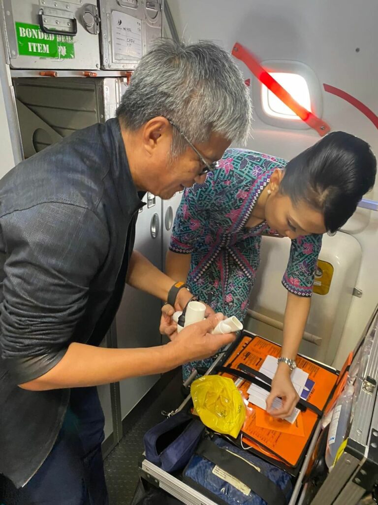 Timbalan Menteri Sarawak, Dr Annuar Rawat Pesakit Asma Dalam Pesawat MAS