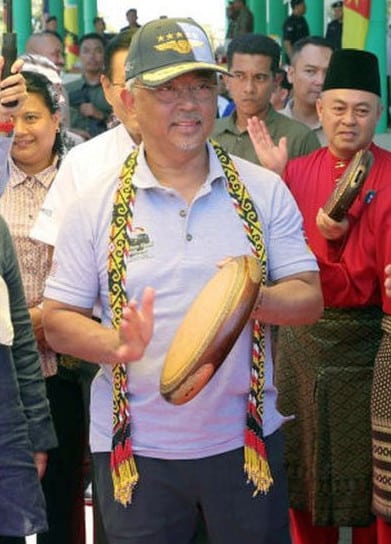 Demi Anak, Ibu Sanggup Angkut Sape 7kg Semata-Mata Dapatkan Tandatangan Agong