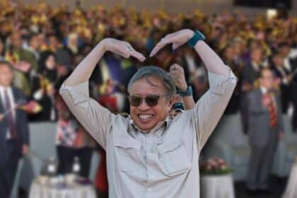 Abang Johari Beri Jaminan Naikkan Gaji Penjawat Awam Sarawak Sebelum Bersara