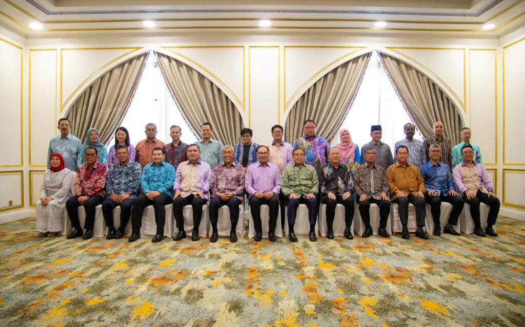 Pertama Kali Dalam Sejarah, Semua Barisan Menteri Termasuk PMX Berkumpul Di Sarawak